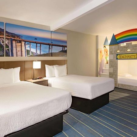 Days Inn & Suites By Wyndham Anaheim At Disneyland Park Exterior photo