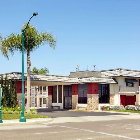 Days Inn & Suites By Wyndham Anaheim At Disneyland Park Exterior photo