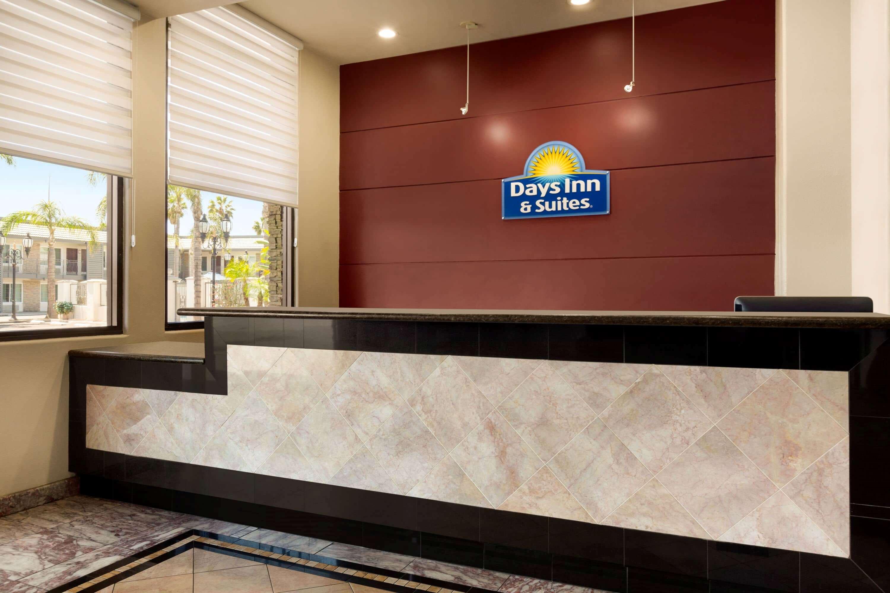 Days Inn & Suites By Wyndham Anaheim At Disneyland Park Exterior photo