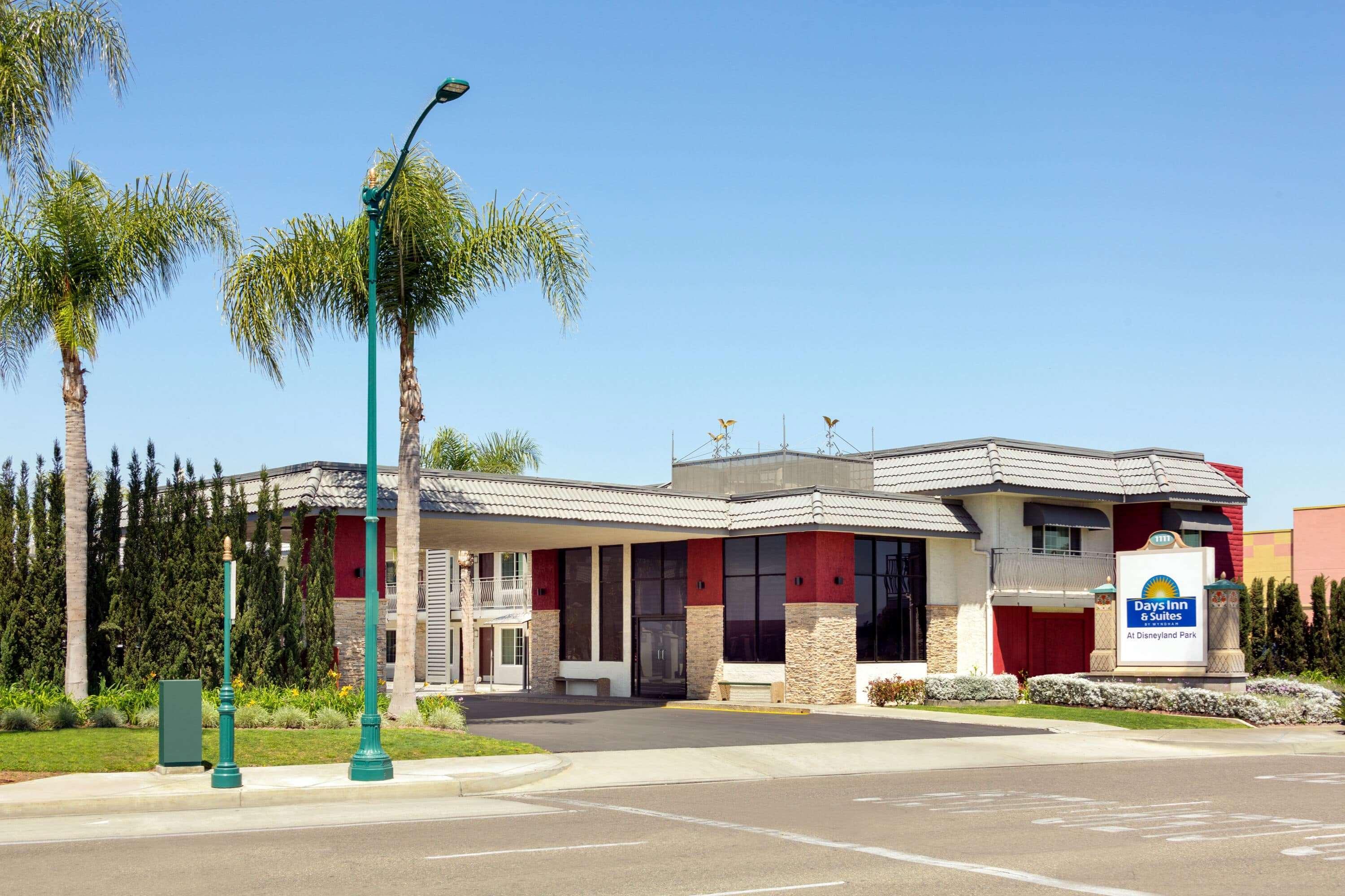 Days Inn & Suites By Wyndham Anaheim At Disneyland Park Exterior photo